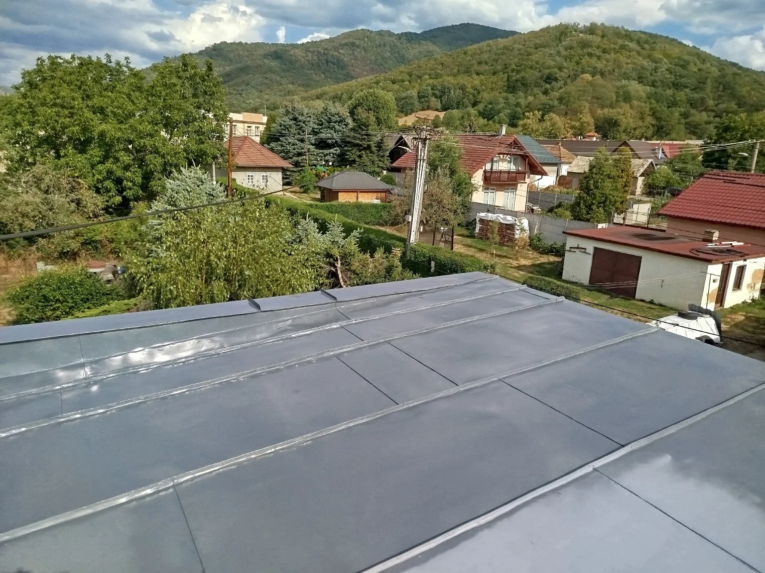 Hotová plechová strecha po sivom ochrannom nátere – Čunderlík